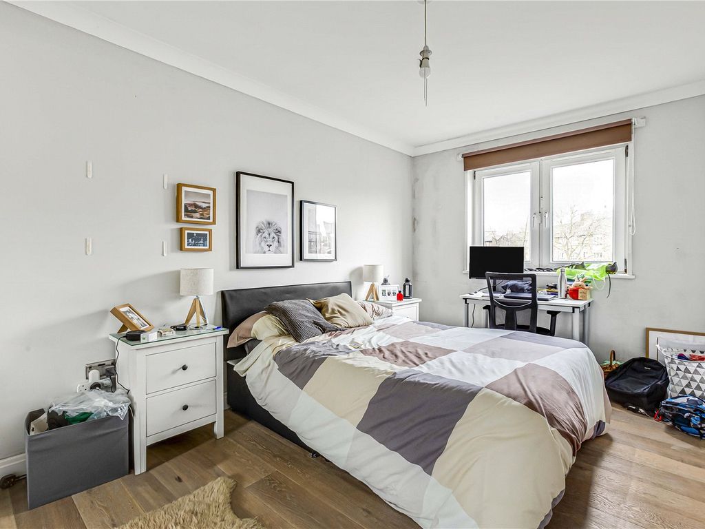 3 bed flat for sale in Binfield Road, London SW4, £525,000