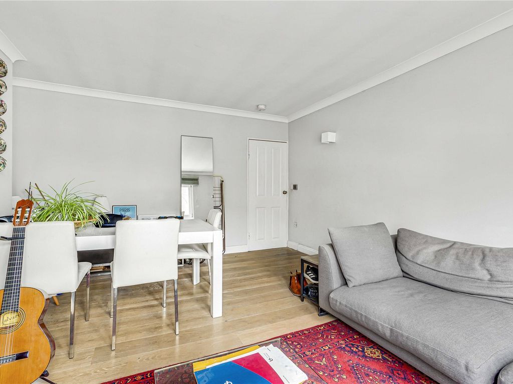 3 bed flat for sale in Binfield Road, London SW4, £525,000