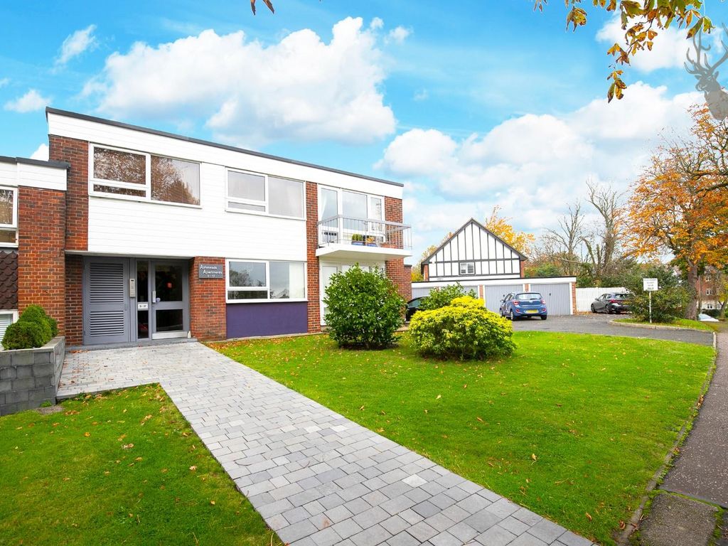 2 bed flat for sale in Ashmeads, Church Lane, Loughton IG10, £465,000