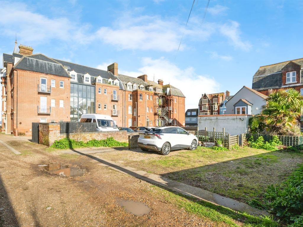 2 bed flat for sale in Cabbell Road, Cromer NR27, £250,000