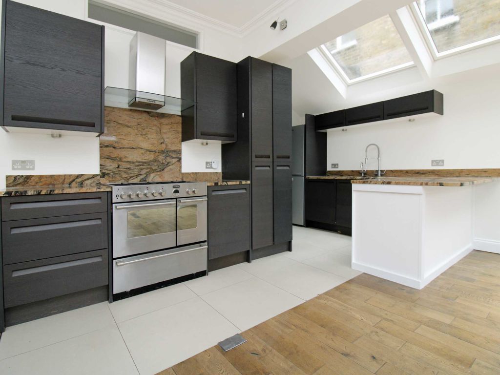 3 bed flat to rent in First Avenue, London W3, £3,198 pcm