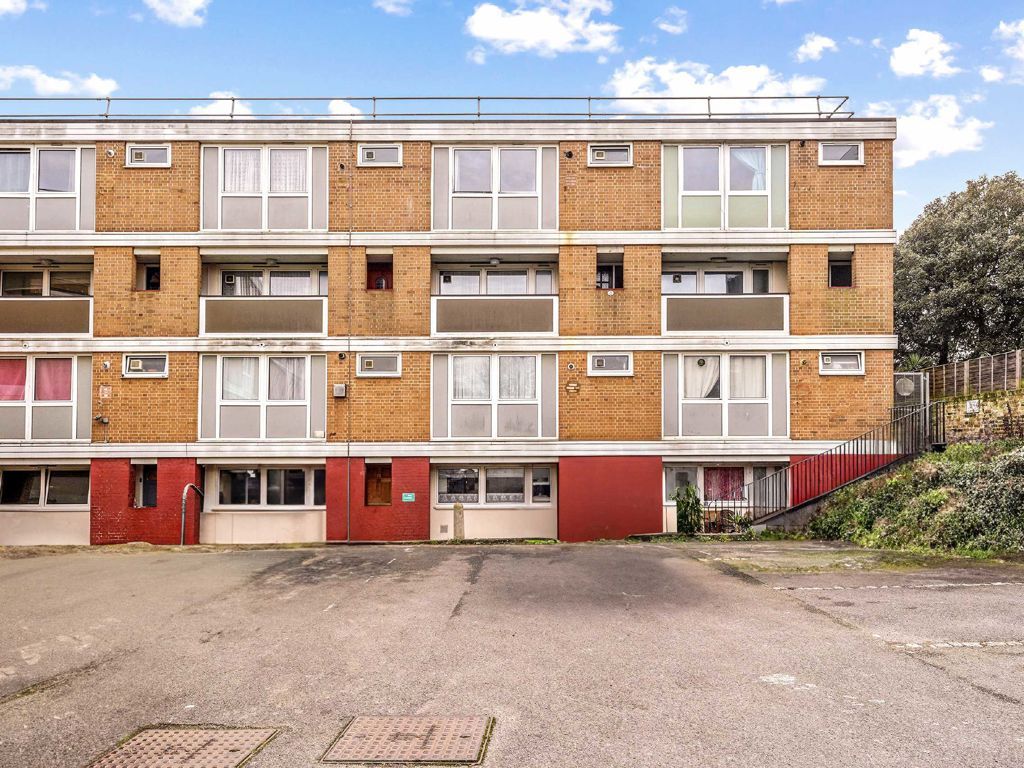 3 bed flat for sale in Evenwood Close, London SW15, £495,000