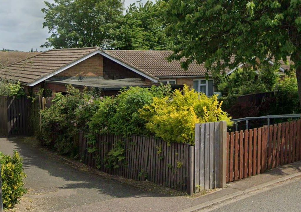 3 bed terraced bungalow to rent in Lewes Gardens, Bedford MK41, £820 pcm