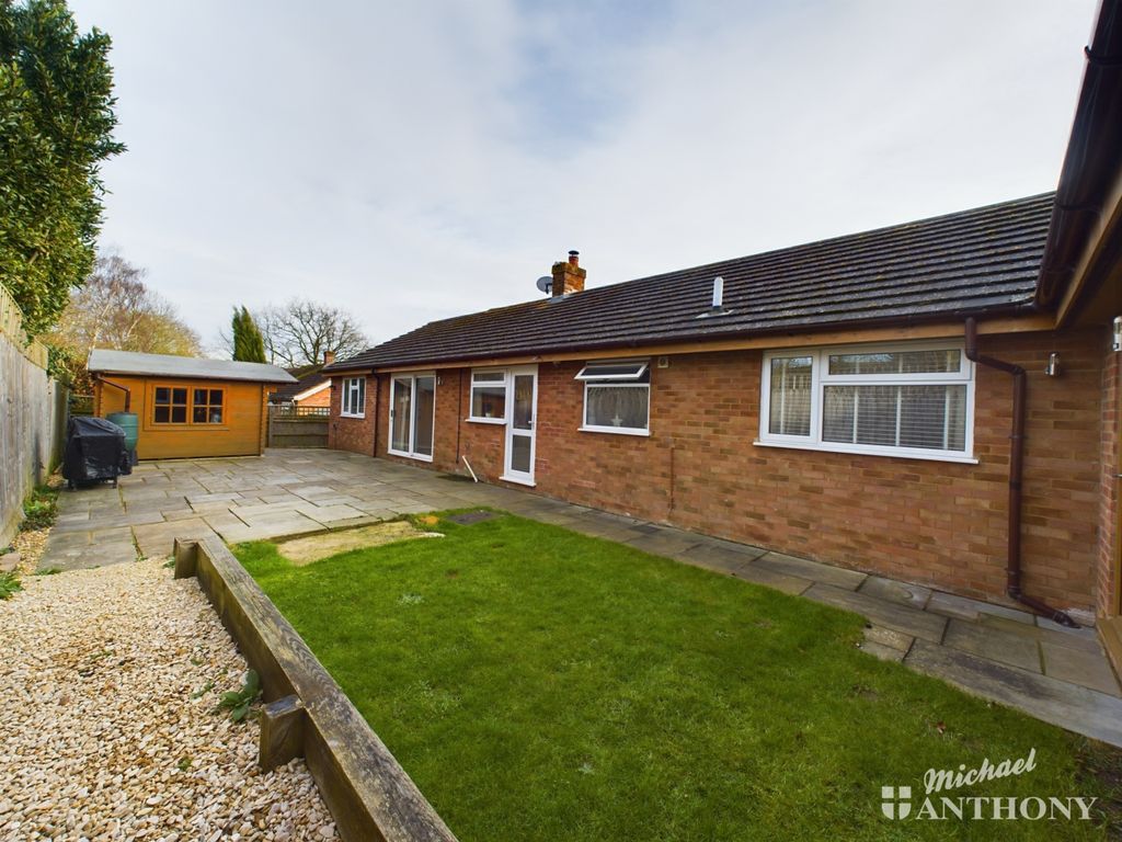 4 bed detached bungalow for sale in Elm Brook Close, Chearsley, Aylesbury, Buckinghamshire HP18, £650,000