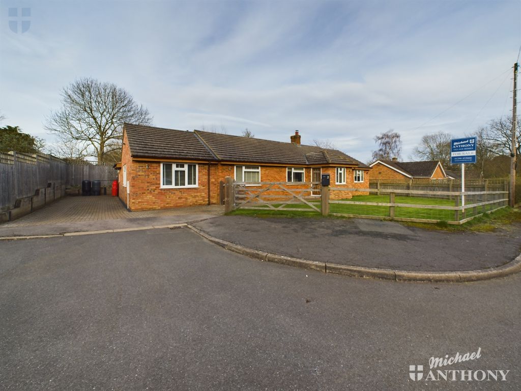 4 bed detached bungalow for sale in Elm Brook Close, Chearsley, Aylesbury, Buckinghamshire HP18, £650,000