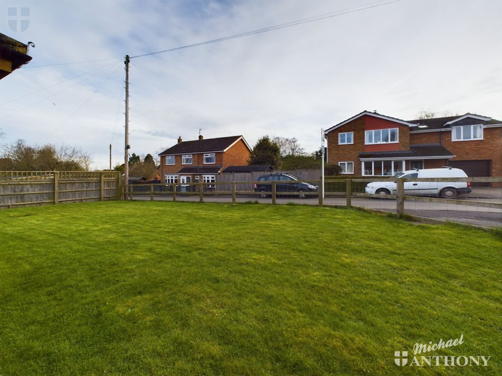 4 bed detached bungalow for sale in Elm Brook Close, Chearsley, Aylesbury, Buckinghamshire HP18, £650,000