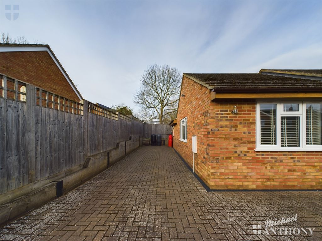 4 bed detached bungalow for sale in Elm Brook Close, Chearsley, Aylesbury, Buckinghamshire HP18, £650,000