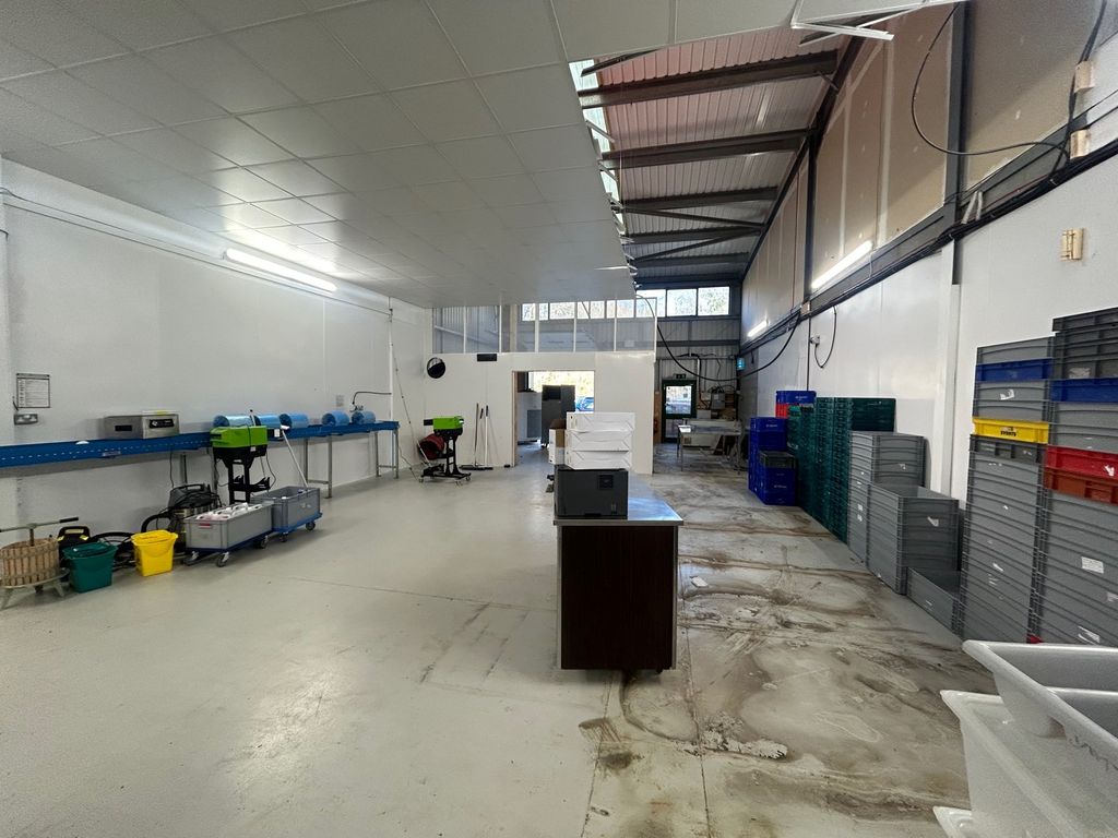 Industrial to let in Combe Lane, Godalming GU8, £18,000 pa