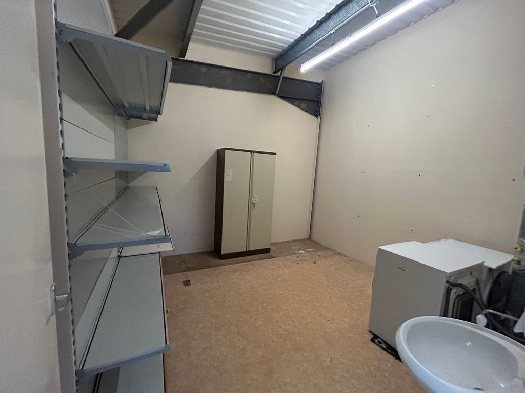 Industrial to let in Combe Lane, Godalming GU8, £22,500 pa