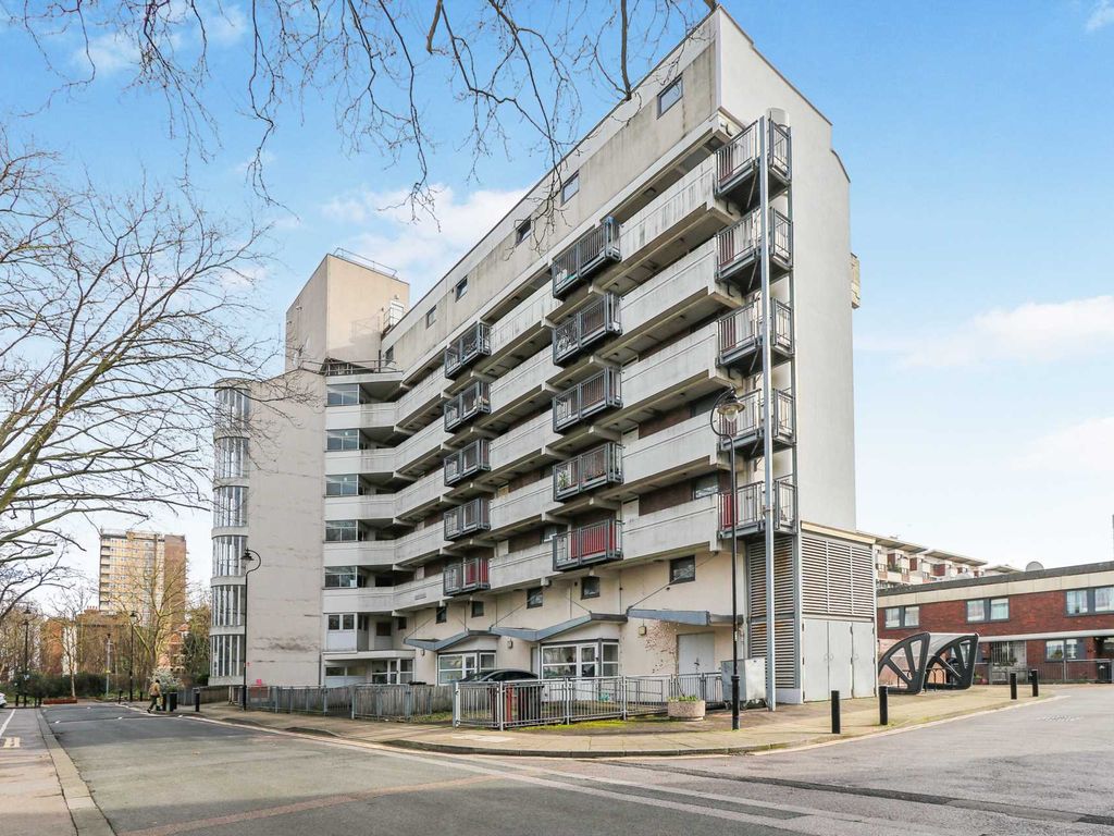1 bed flat for sale in Muir Road, London E5, £325,000