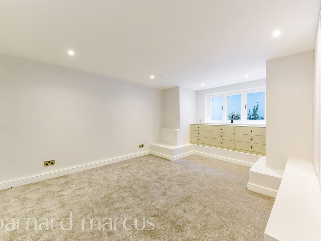 2 bed flat for sale in Stile Hall Gardens, London W4, £425,000