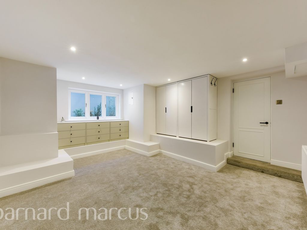 2 bed flat for sale in Stile Hall Gardens, London W4, £425,000