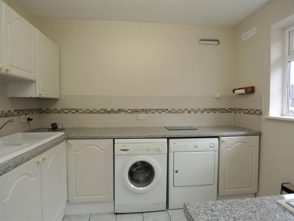 2 bed flat to rent in Parkland Grove, Ashford TW15, £1,500 pcm