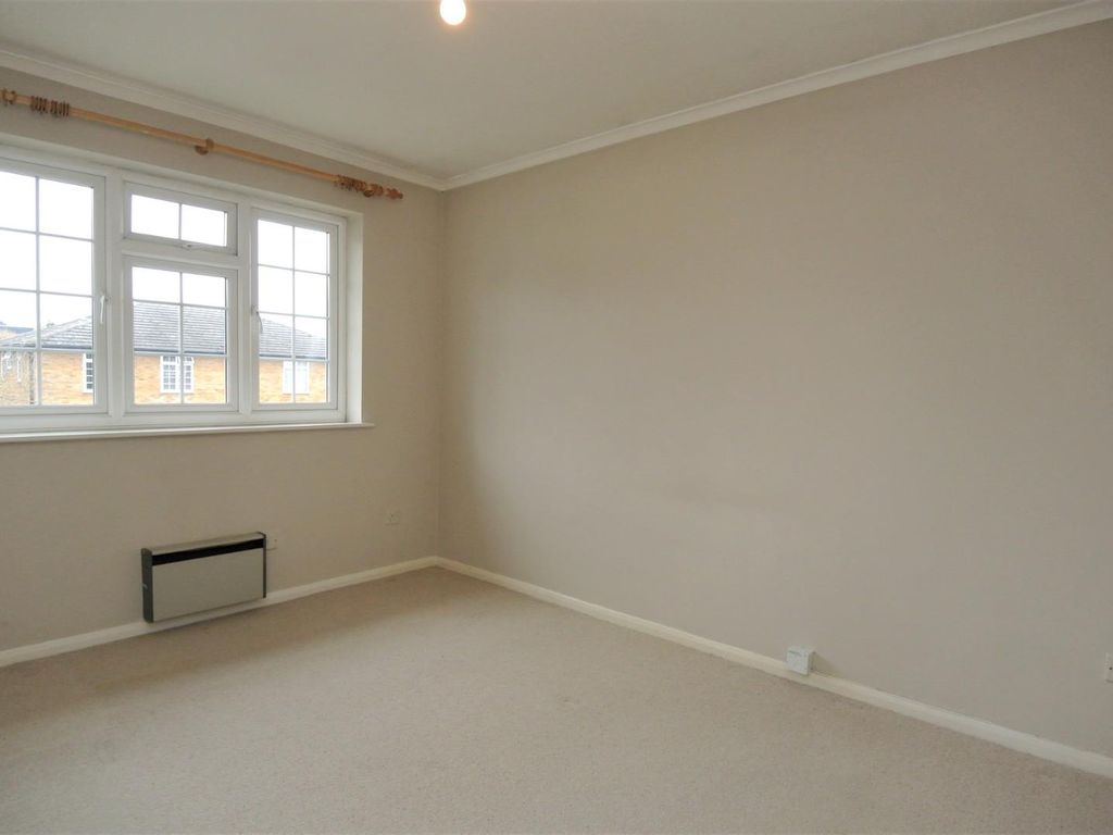 2 bed flat to rent in Parkland Grove, Ashford TW15, £1,500 pcm