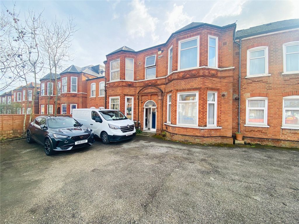 1 bed flat for sale in Brownhill Road, London SE6, £280,000