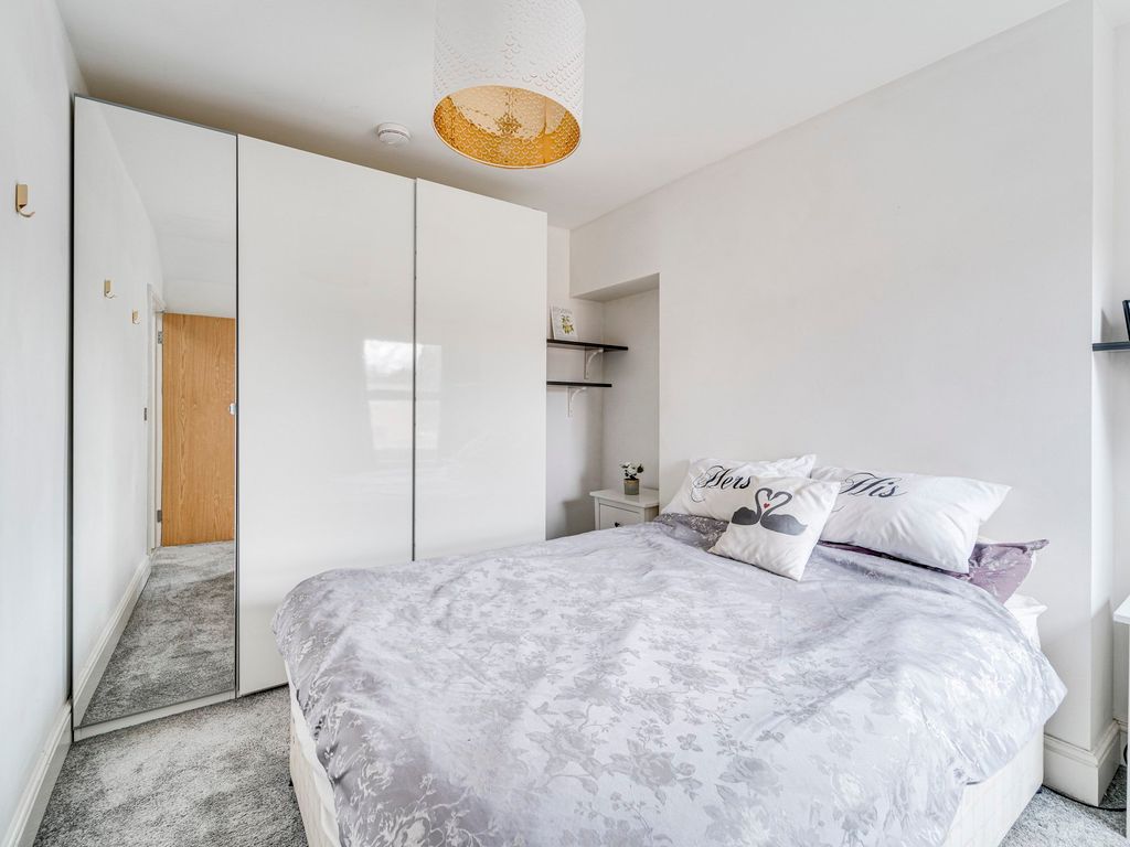 2 bed flat for sale in Birnam Road, London N4, £525,000