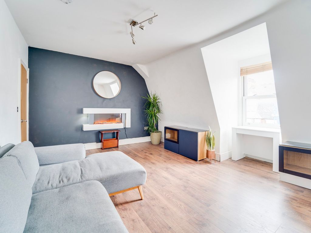 2 bed flat for sale in Birnam Road, London N4, £525,000