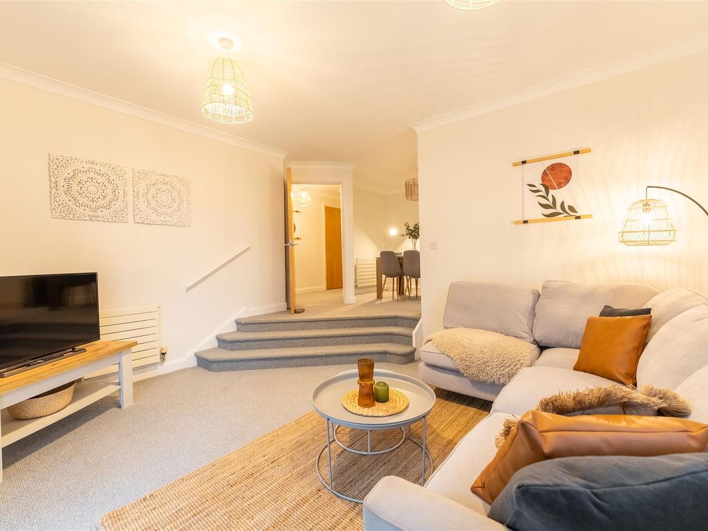 2 bed flat to rent in Harrogate Road, Alwoodley, Leeds LS17, £1,500 pcm