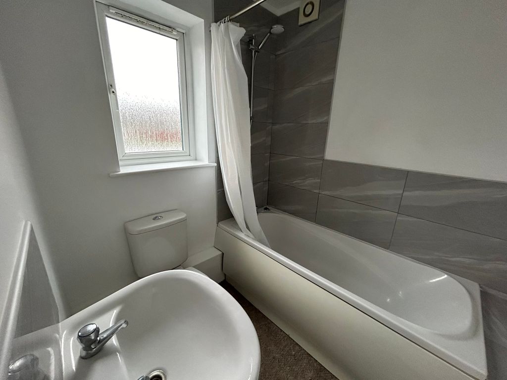 2 bed flat to rent in Mackworth Street, Bridgend CF31, £725 pcm
