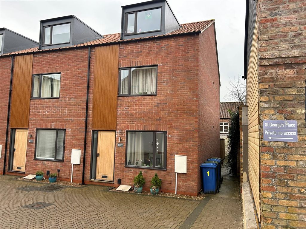 3 bed town house to rent in Georges Place, Pocklington YO42, £1,050 pcm