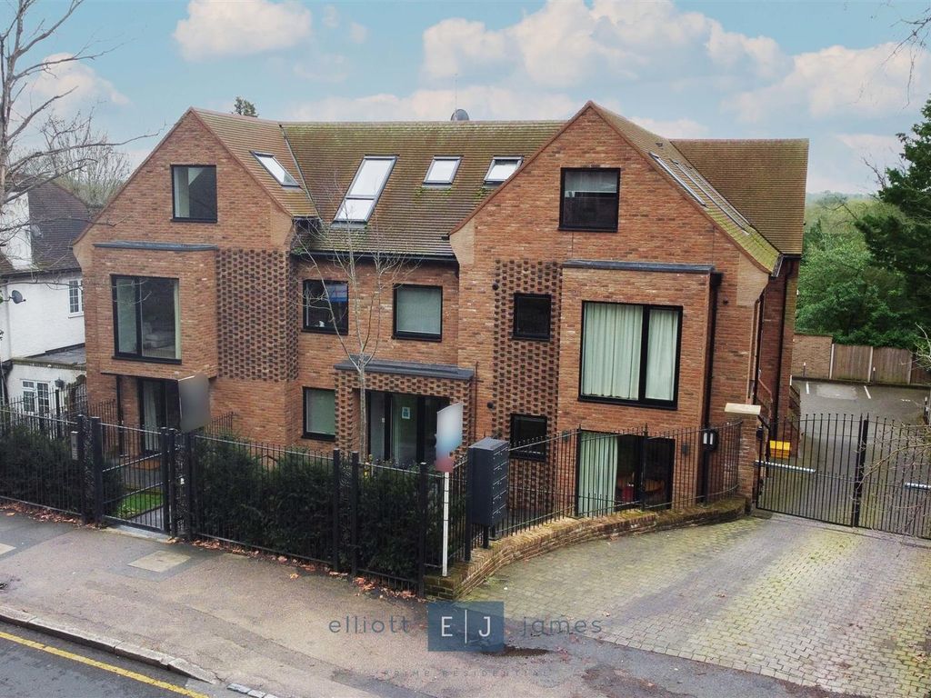 3 bed flat to rent in High Road, Loughton IG10, £2,650 pcm