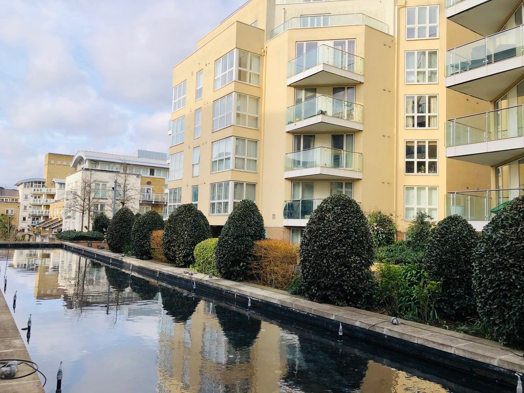 Room to rent in Water Gardens Square, Canada Water, London SE16, £1,000 pcm