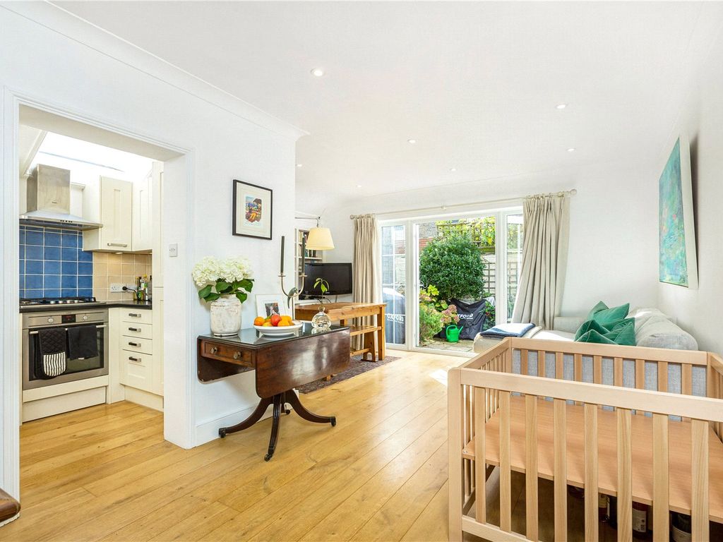 2 bed flat for sale in Broughton Road, Fulham SW6, £675,000