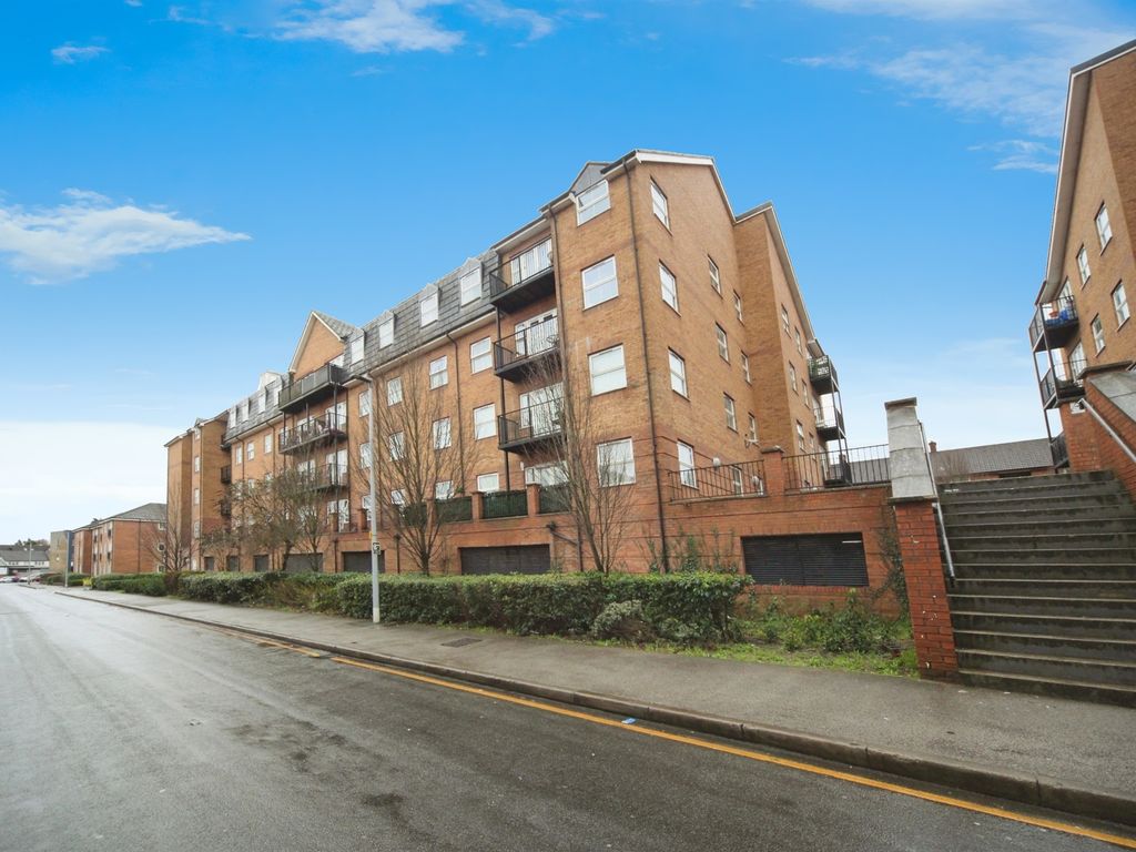 2 bed flat for sale in Holly Street, Luton LU1, £210,000