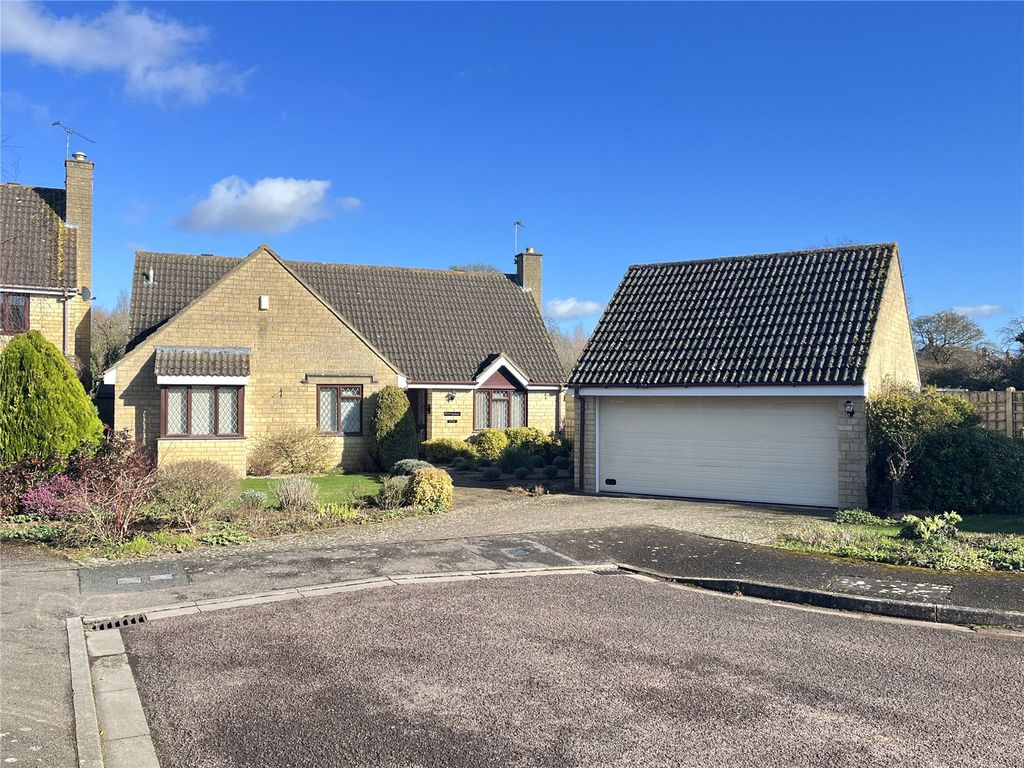 3 bed bungalow for sale in The Cursus, Lechlade, Gloucestershire GL7, £565,000