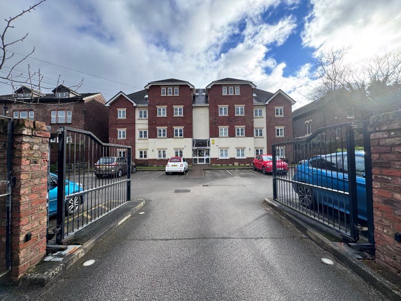 2 bed flat for sale in South View, Waterloo, Liverpool L22, £150,000
