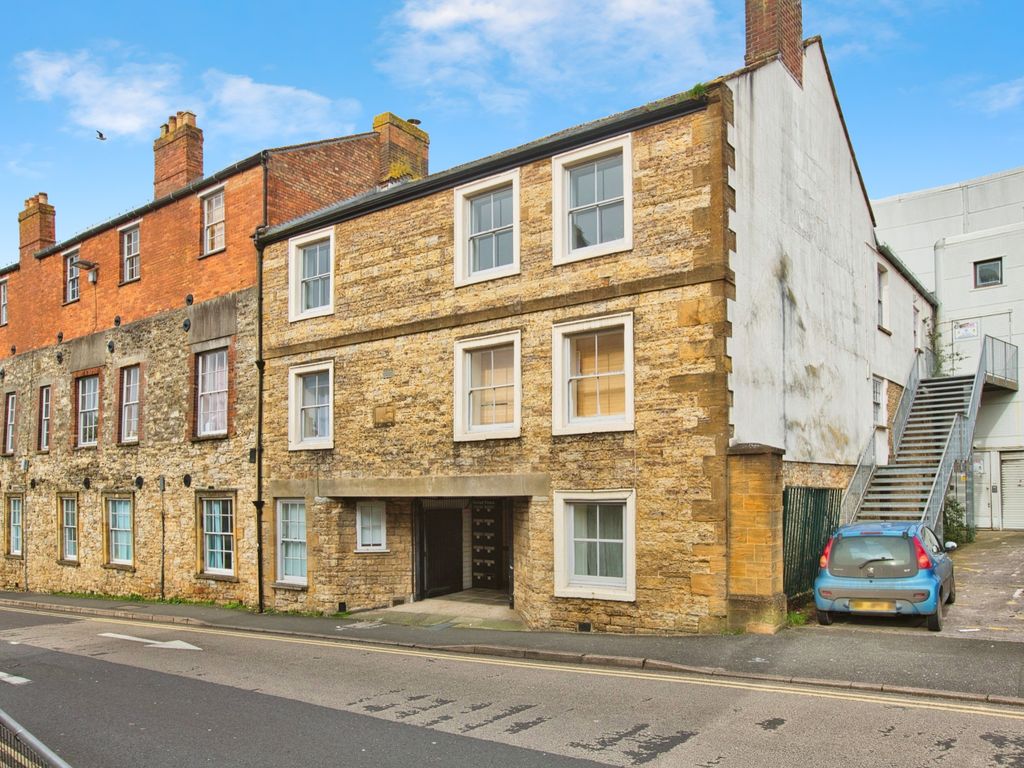 2 bed flat for sale in South Street, Yeovil BA20, £125,000