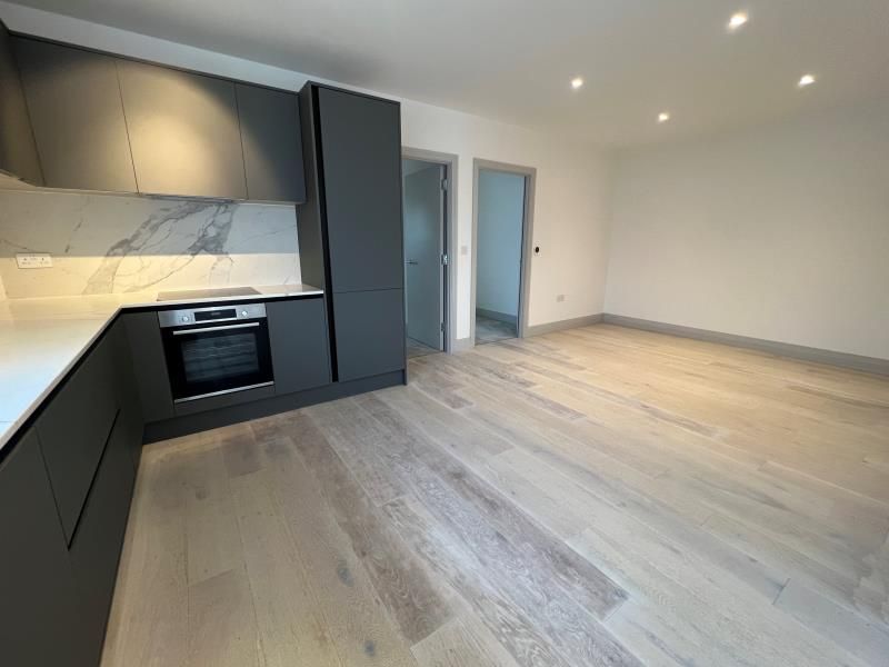 2 bed flat for sale in Ballards Lane, London N3, £425,000