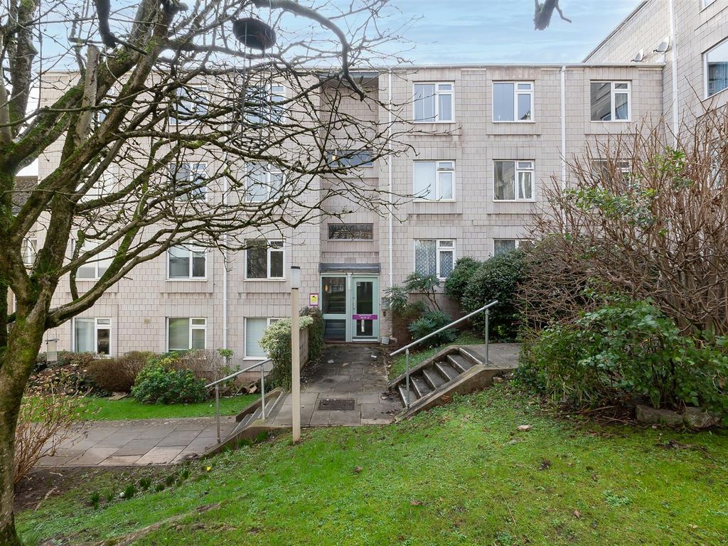 Studio to rent in Montague Hill South, Bristol BS2, £1,200 pcm