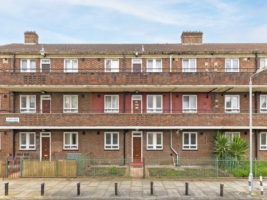 3 bed flat to rent in Alder Close, London SE15, £2,400 pcm