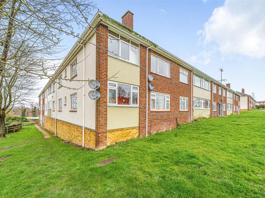 1 bed flat for sale in Bell Road, Andover SP10, £100,000