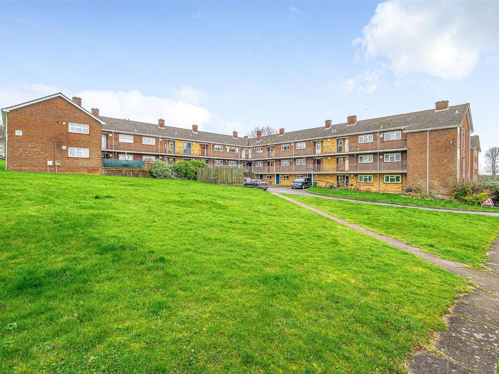 1 bed flat for sale in Bell Road, Andover SP10, £100,000