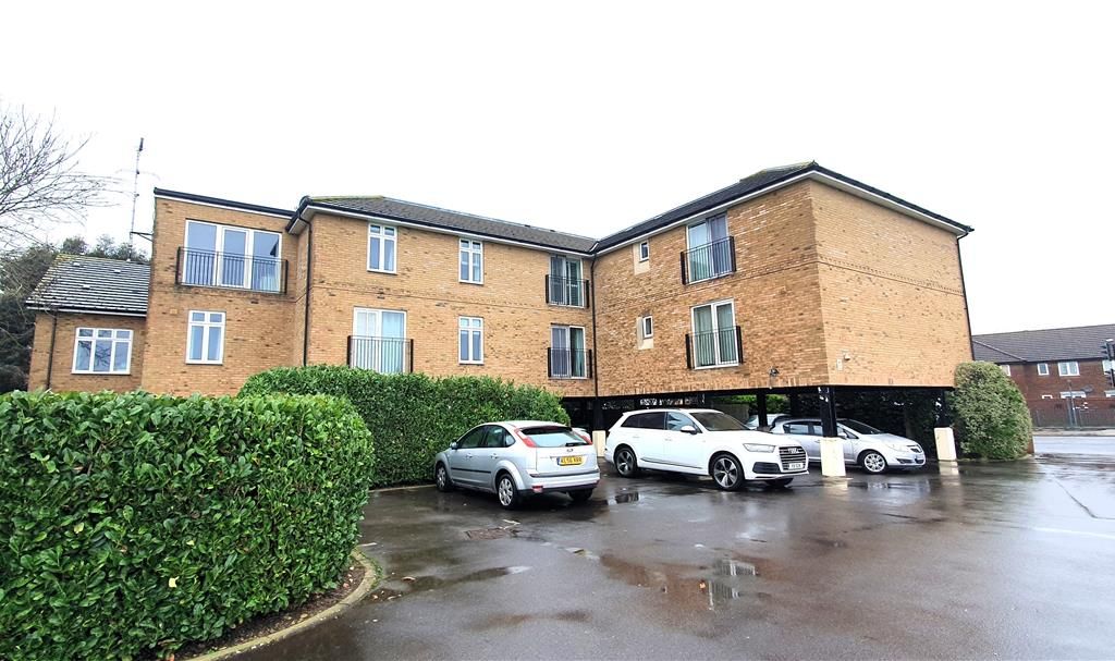 2 bed flat for sale in Ashcombe Court, London Road, Ashford TW15, £299,950