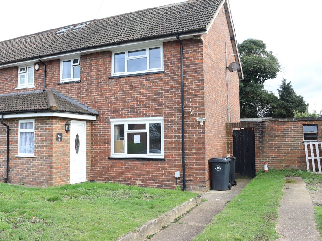3 bed end terrace house to rent in Beaufort Road, Woking GU22, £2,200 pcm