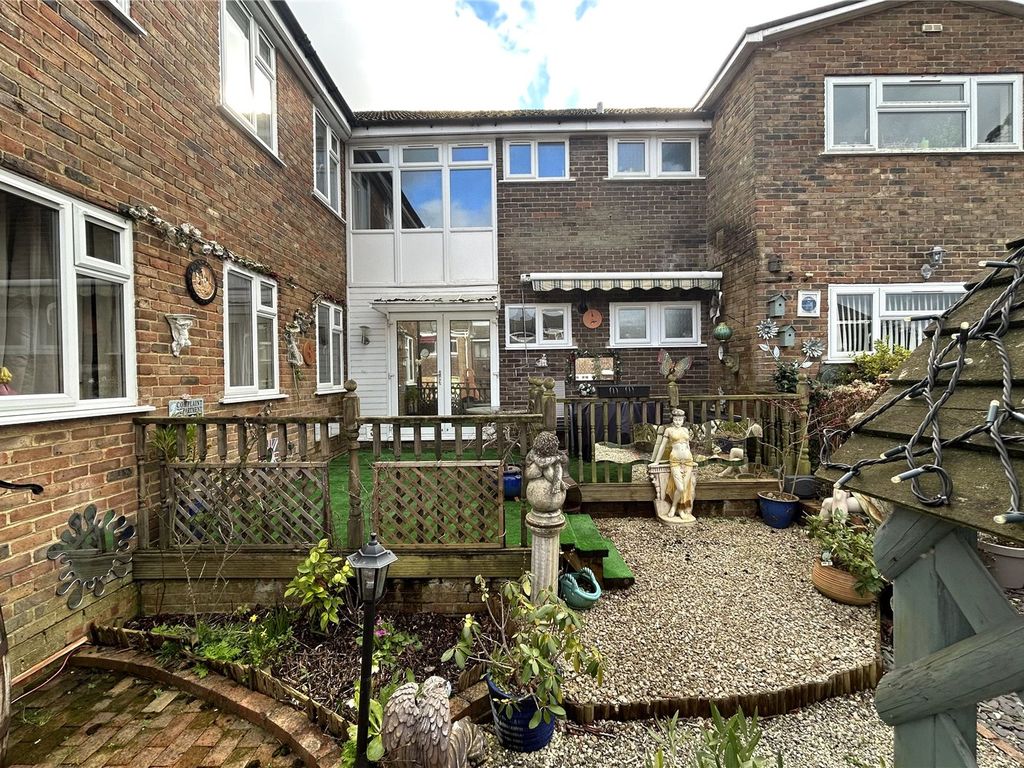 3 bed flat for sale in Bardsley Drive, Farnham, Surrey GU9, £295,000