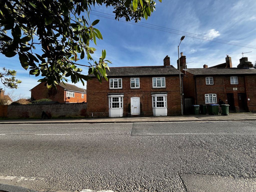 4 bed detached house for sale in Aylesbury Road, Bierton, Aylesbury HP22, £550,000