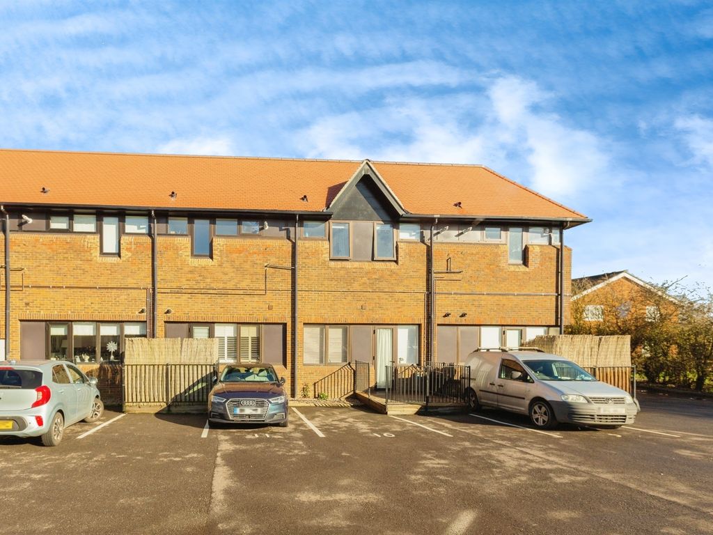 1 bed flat for sale in Oxford Road, Stokenchurch, High Wycombe HP14, £200,000