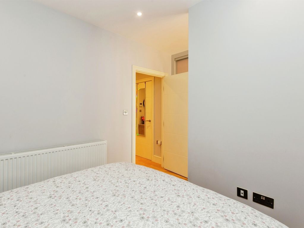 1 bed flat for sale in Oxford Road, Stokenchurch, High Wycombe HP14, £200,000