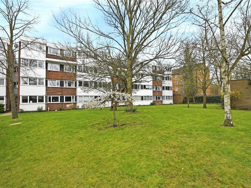 2 bed flat for sale in Bourne Court, New Wanstead, London E11, £425,000