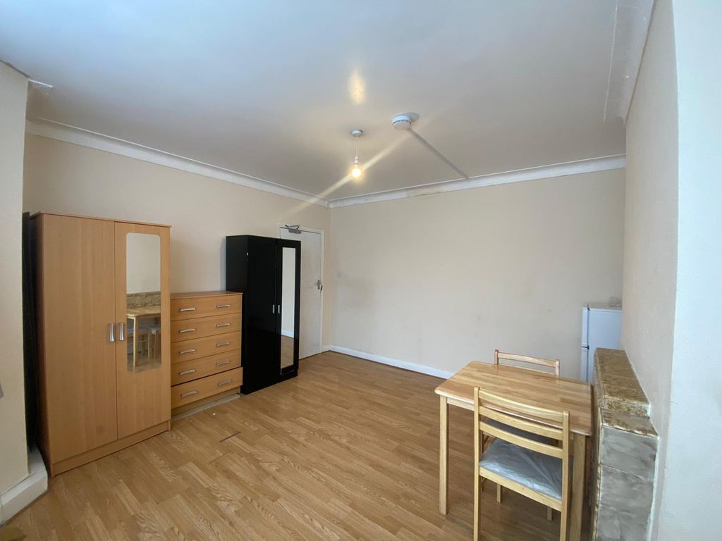 Room to rent in The Approach, East Acton London W3, £800 pcm