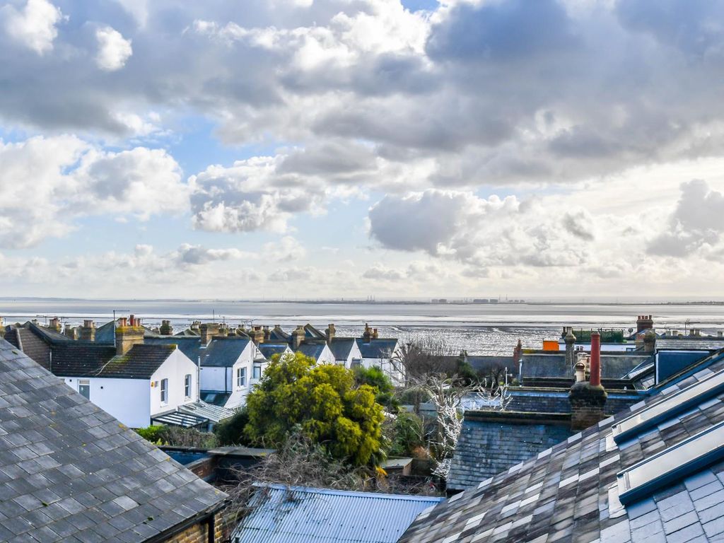 1 bed flat for sale in Broadway, Leigh-On-Sea SS9, £325,000