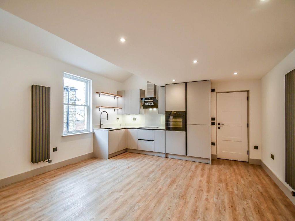 1 bed flat for sale in Broadway, Leigh-On-Sea SS9, £325,000