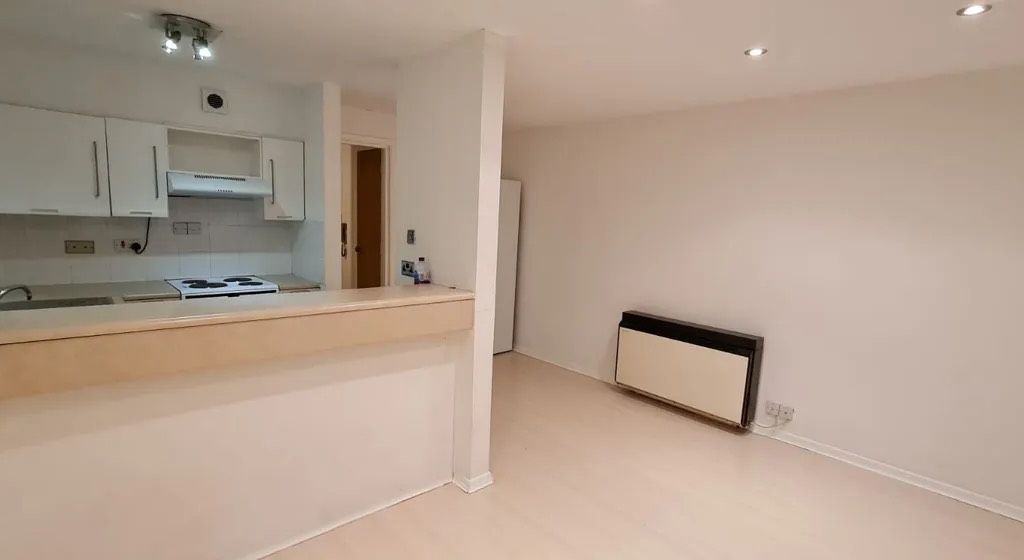 1 bed flat for sale in Pavilion Way, Edgware HA8, £239,000
