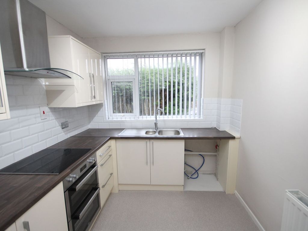 2 bed flat to rent in Warrington Road, Leigh WN7, £650 pcm