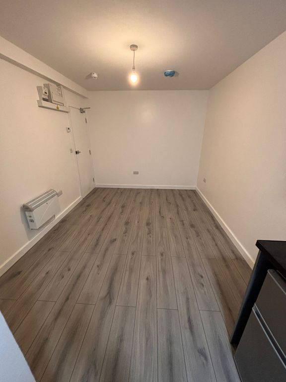 Studio to rent in Norfolk Terrace, Brighton BN1, £800 pcm