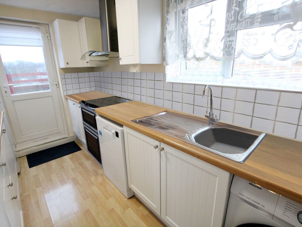 2 bed flat for sale in Rokescroft, Basildon SS13, £200,000